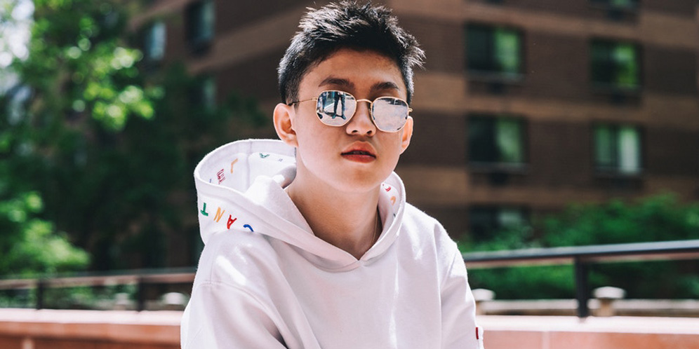 Mau Nyontek Gaya Simple Rich Brian? Ikutin Cara Ini!